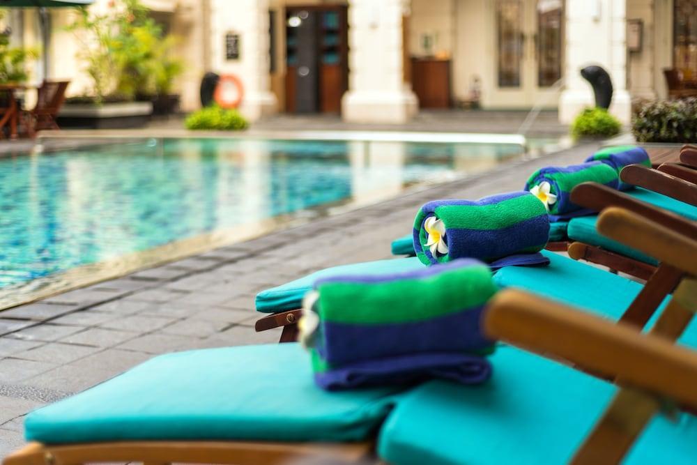 The Phoenix Hotel Yogyakarta - Handwritten Collection Exterior photo Pool at the hotel