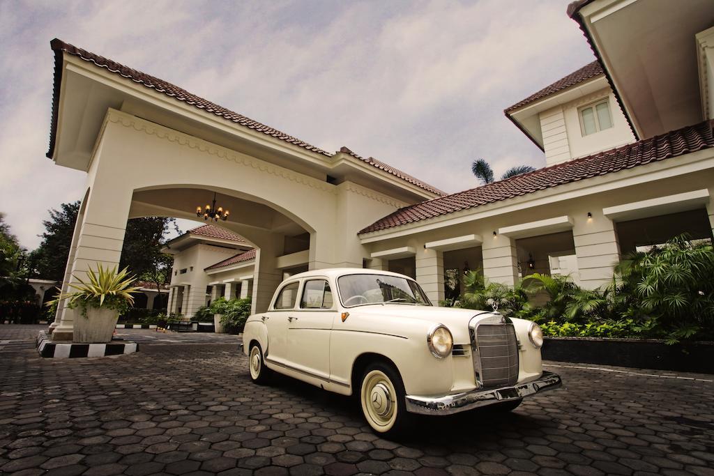 The Phoenix Hotel Yogyakarta - Handwritten Collection Exterior photo The hotel's entrance